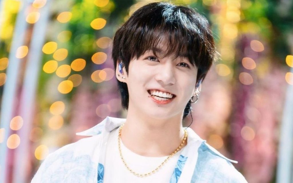 BTS' Jungkook showed his abs by uncovering his shirt (VIDEO)