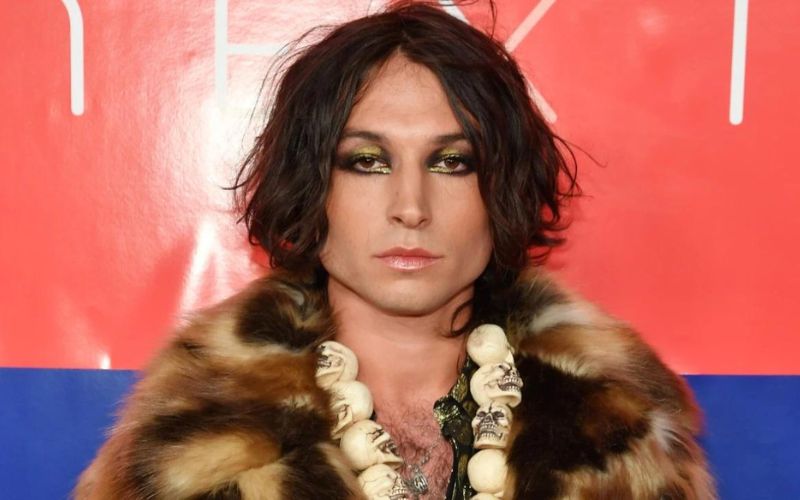 Ezra Miller says that he is the victim after being “unjustly and directly targeted” for allegedly grooming a minor Ezra Miller says that he is the victim after being “unjustly and directly targeted” for allegedly grooming a minor