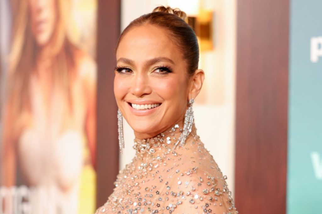 Jennifer Lopez begins to set the trend this summer, modeling on the streets of Los Angeles, United States