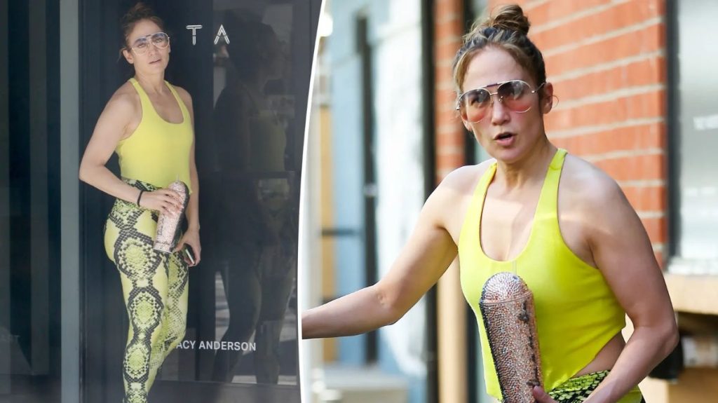 Jennifer Lopez explodes and insults paparazzi