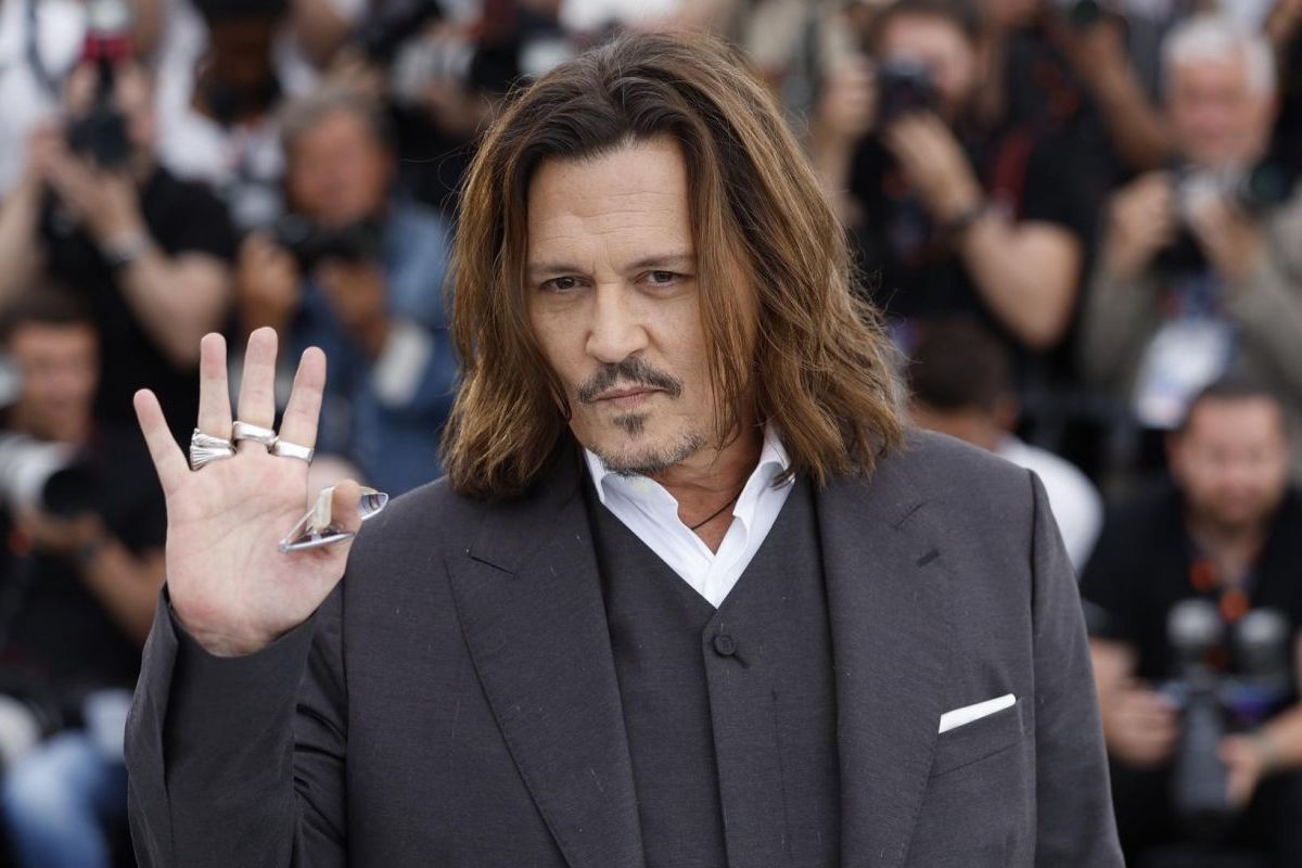 Johnny Depp is found collapsed in a hotel and his health condition is ...
