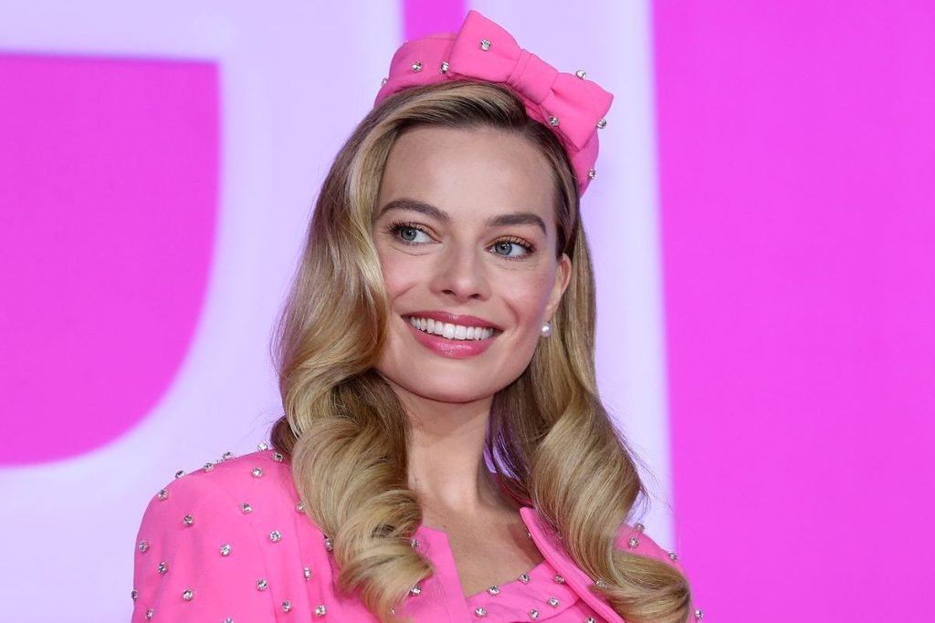 Margot Robbie does not stop getting her looks right and now she pays tribute to the first Barbie