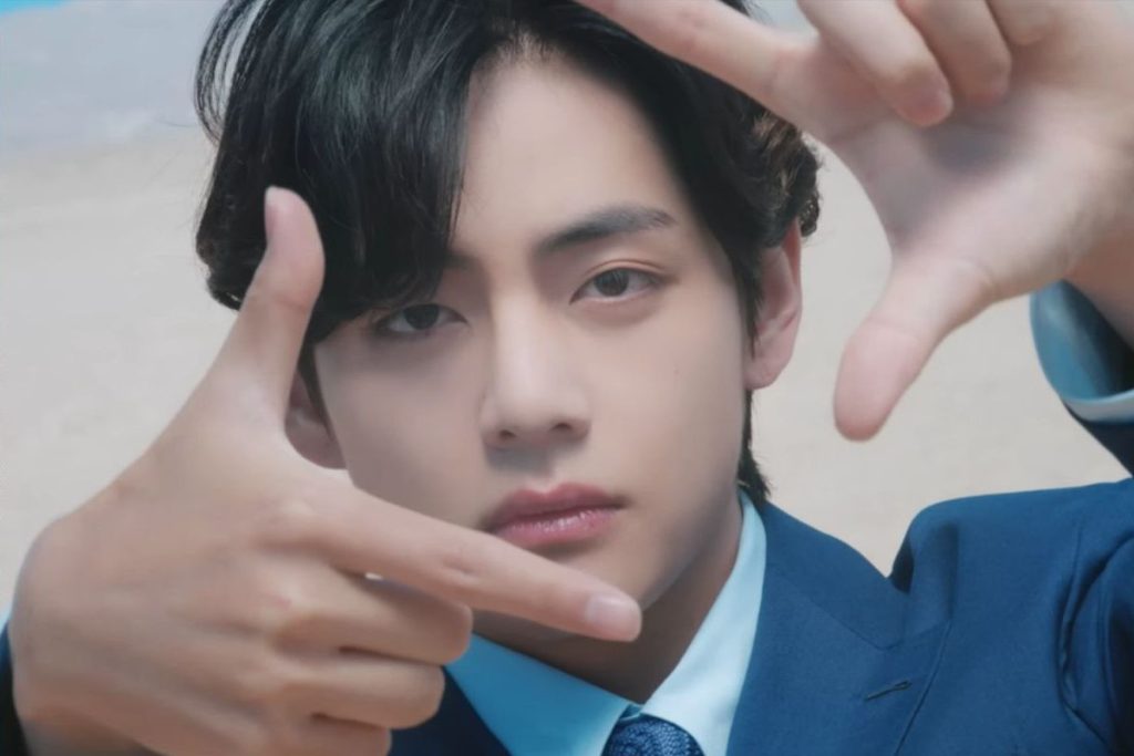 The way in which BTS' Kim Taehyung shows his deep love for the ARMY