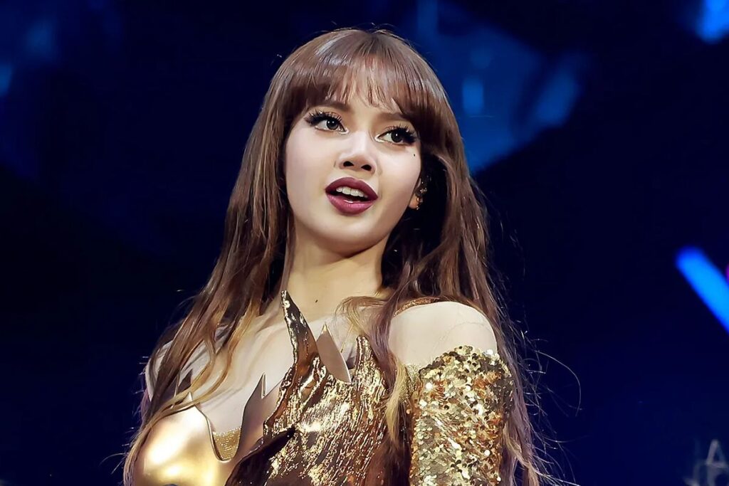 BLACKPINK's Lisa surprises by continuing her show with her wardrobe unbuttoned