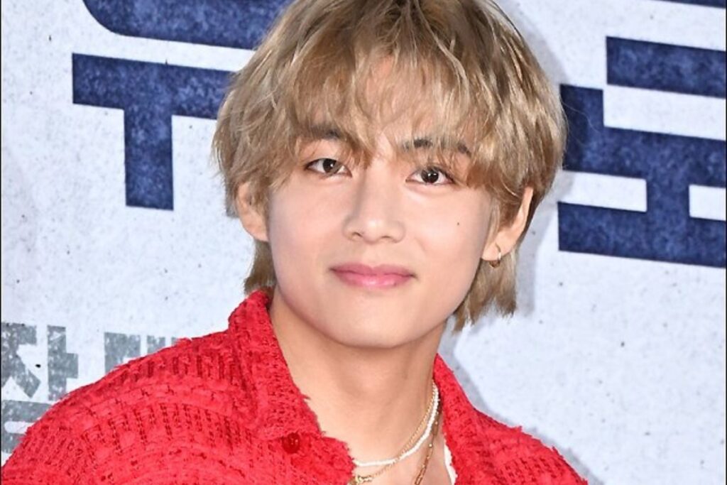 BTS’ V lovely interaction with a reporter in a South Korean airport