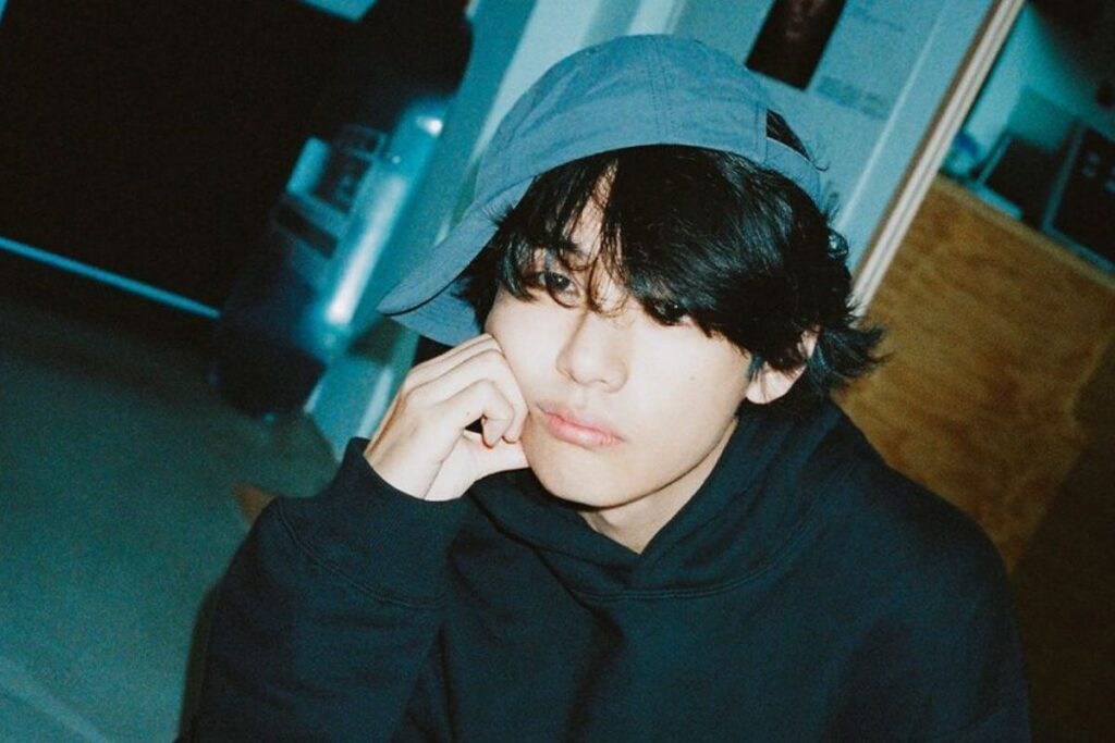 The hair pulling that BTS' V received in Japan, capture on video