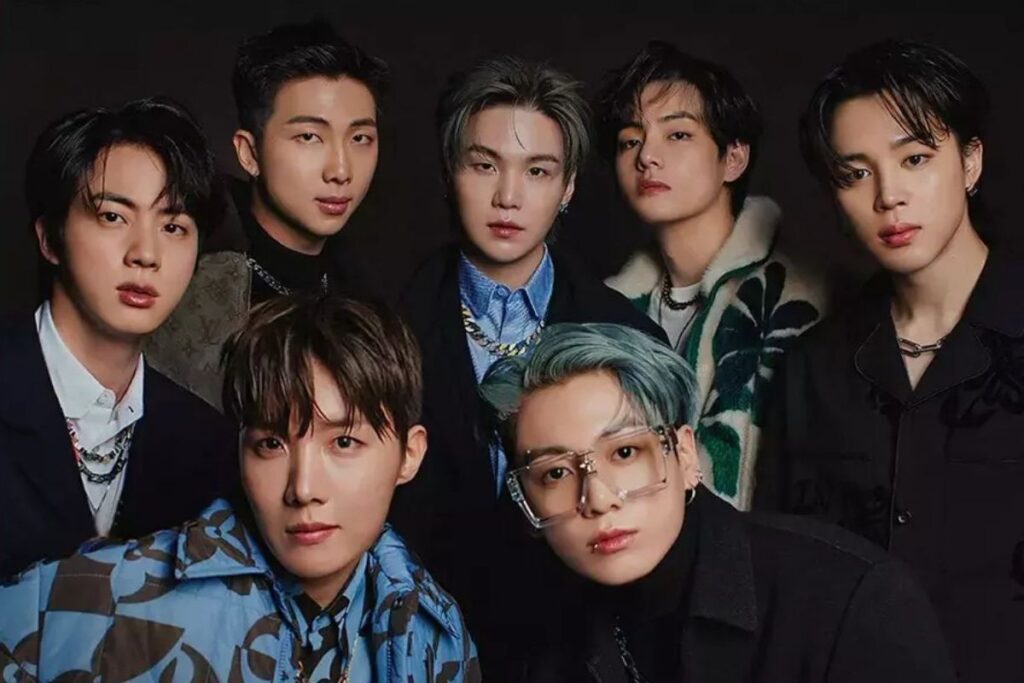 ARMY defends BTS and attacks HYBE for the 'cheap' way in which they invest for the boys' covers ARMY defends BTS and attacks HYBE for the 'cheap' way in which they invest for the boys' covers