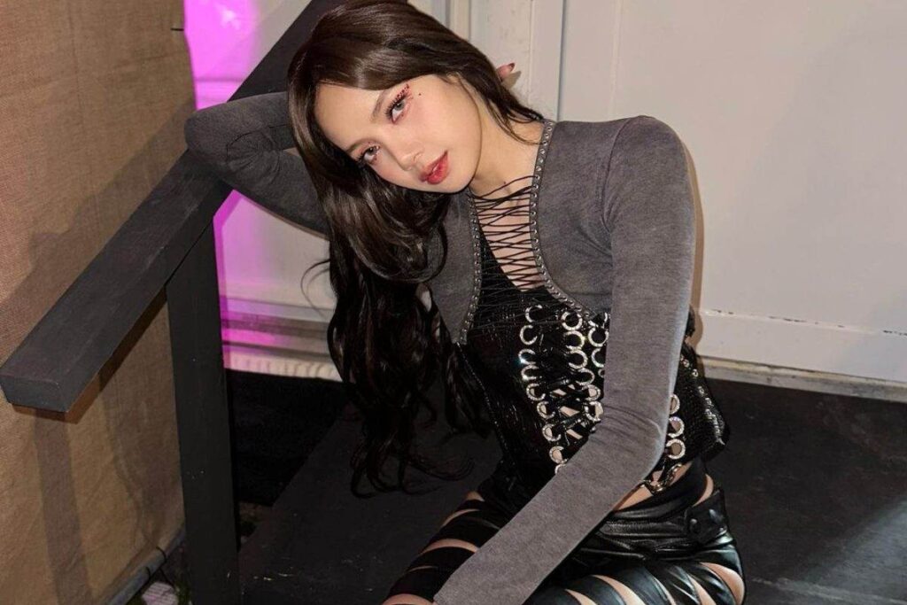 BLINKS are loving new reaction from BLACKPINK's Lisa at the airport