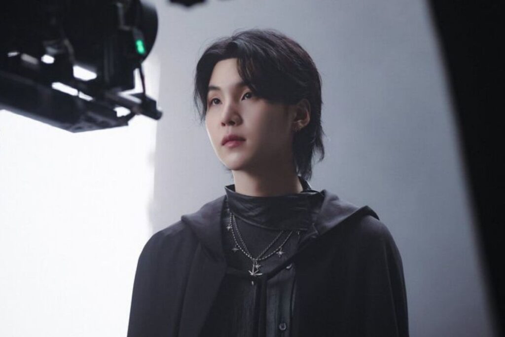 BTS' Suga says goodbye to ARMY and shows new haircut in a live broadcast before military service