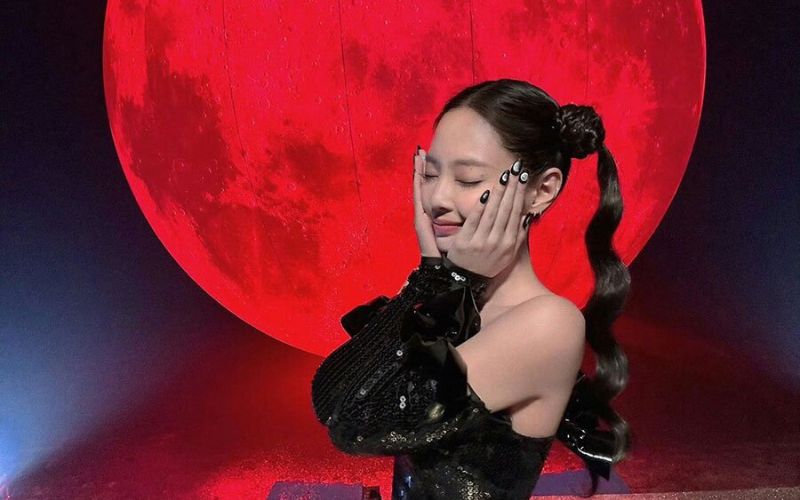 BLACKPINK's Jennie performs a new version of her single, 