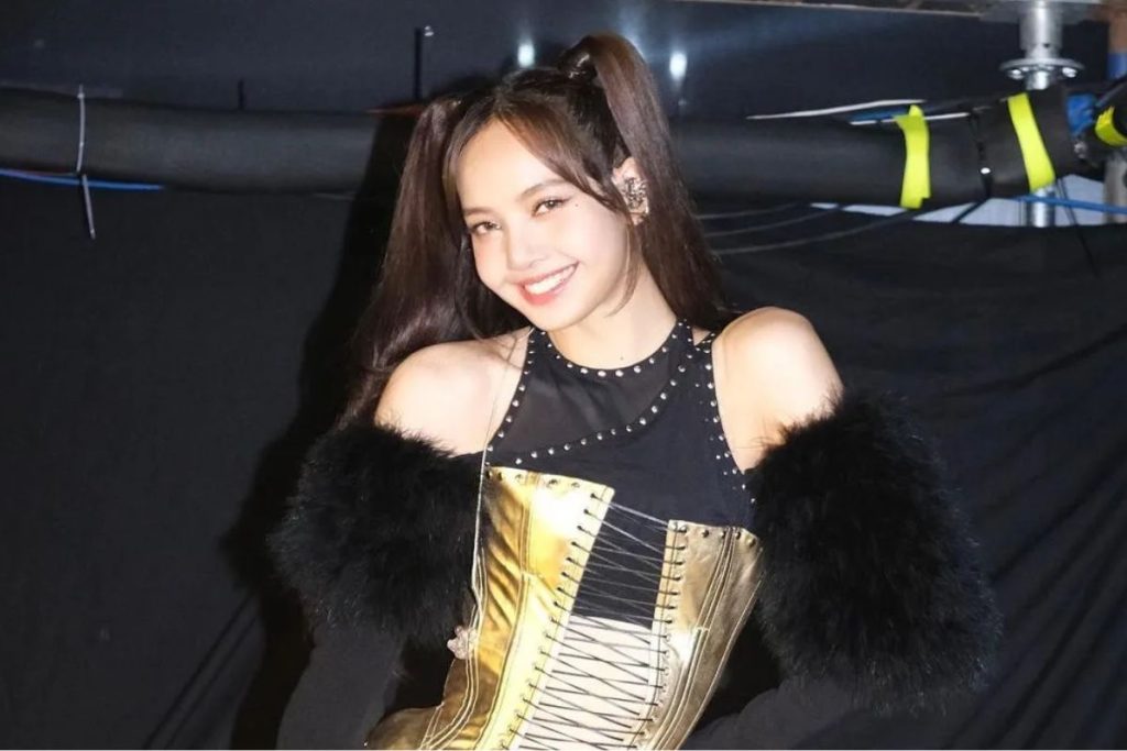 Lisa of BLACKPINK stuns with new bikini pics