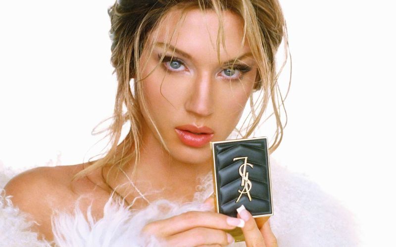 The hot scene between shirtless Ross Lynch and Troye Sivan in femboy for 'One Of Your Girls'