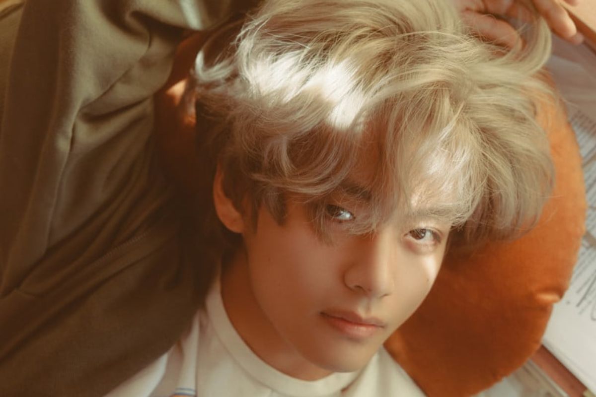 A stalker following V of BTS with a marriage application was caught red-handed