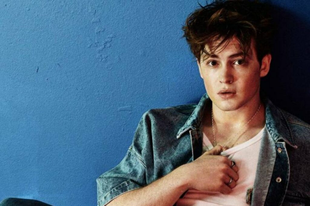 The protagonist of Heartstopper, Kit Connor, is confirmed as the cover of Numéro magazine