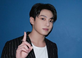 BTS' Jungkook worries fans as he was spotted limping amid airport harassment