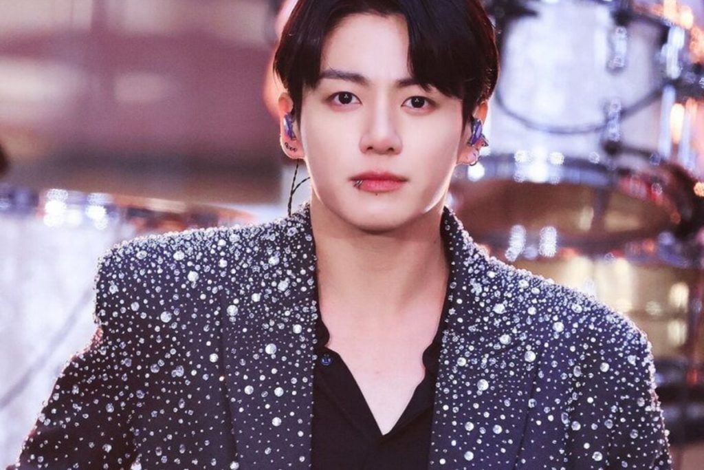 Jungkook releases the "Standing Next to You" dance practice video