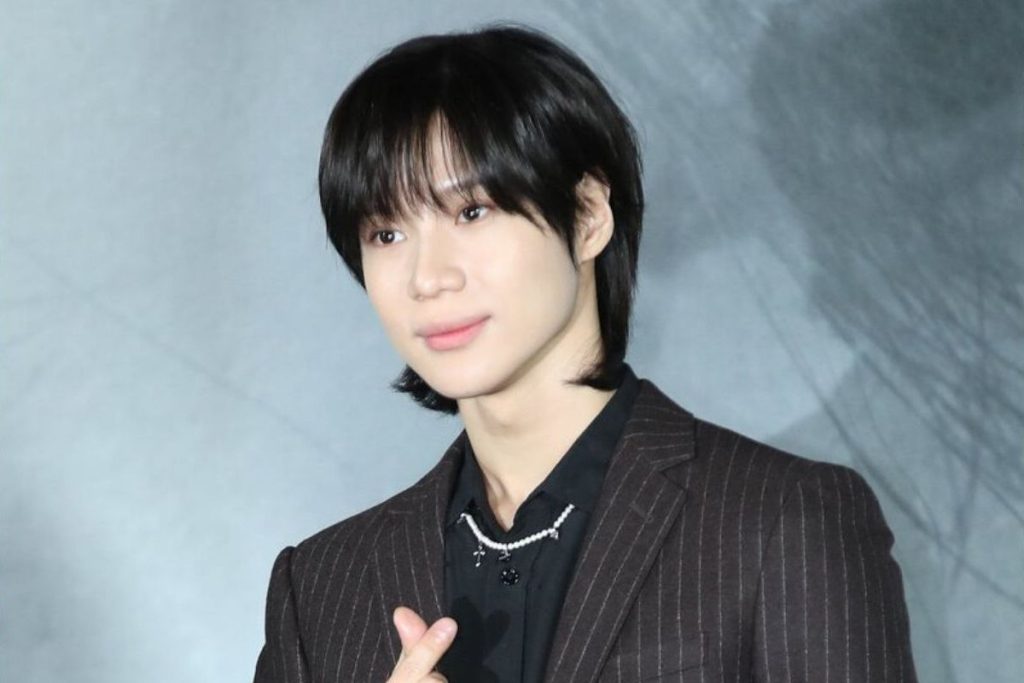 SHINee's Taemin's adorable reaction after a wardrobe malfunction in the middle of a performance