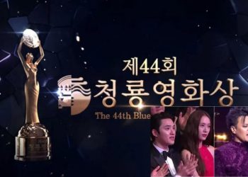 This is how EXO's D.O. and other idols reacted to JYP during his 44th Blue Dragon Film Awards performance