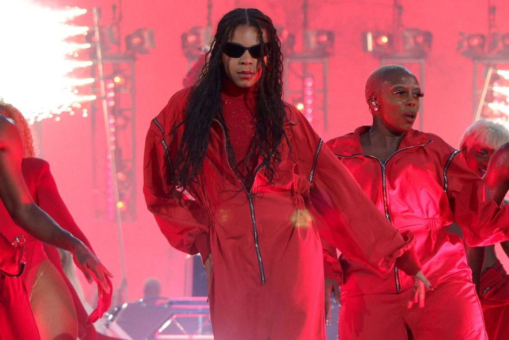 Blue Ivy reads the comments made on social networks as a dancer