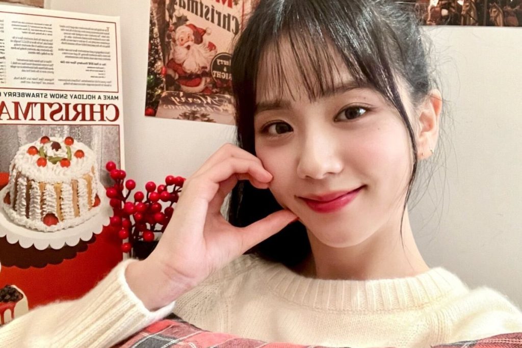 BLACKPINK’s Jisoo brings the Christmas spirit with her baking skills