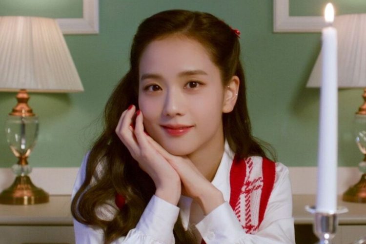 BLACKPINK's Jisoo makes Christmas a merry one by decorating cookies and cakes