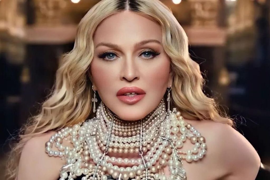 Madonna angers her fans by starting her tour with a 3-hour delay in the United States