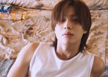SHINee's Taemin surprises his fans by showing his physique during a solo concert