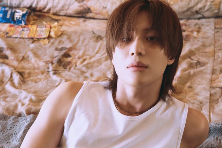 SHINee's Taemin surprises his fans by showing his physique during a solo concert