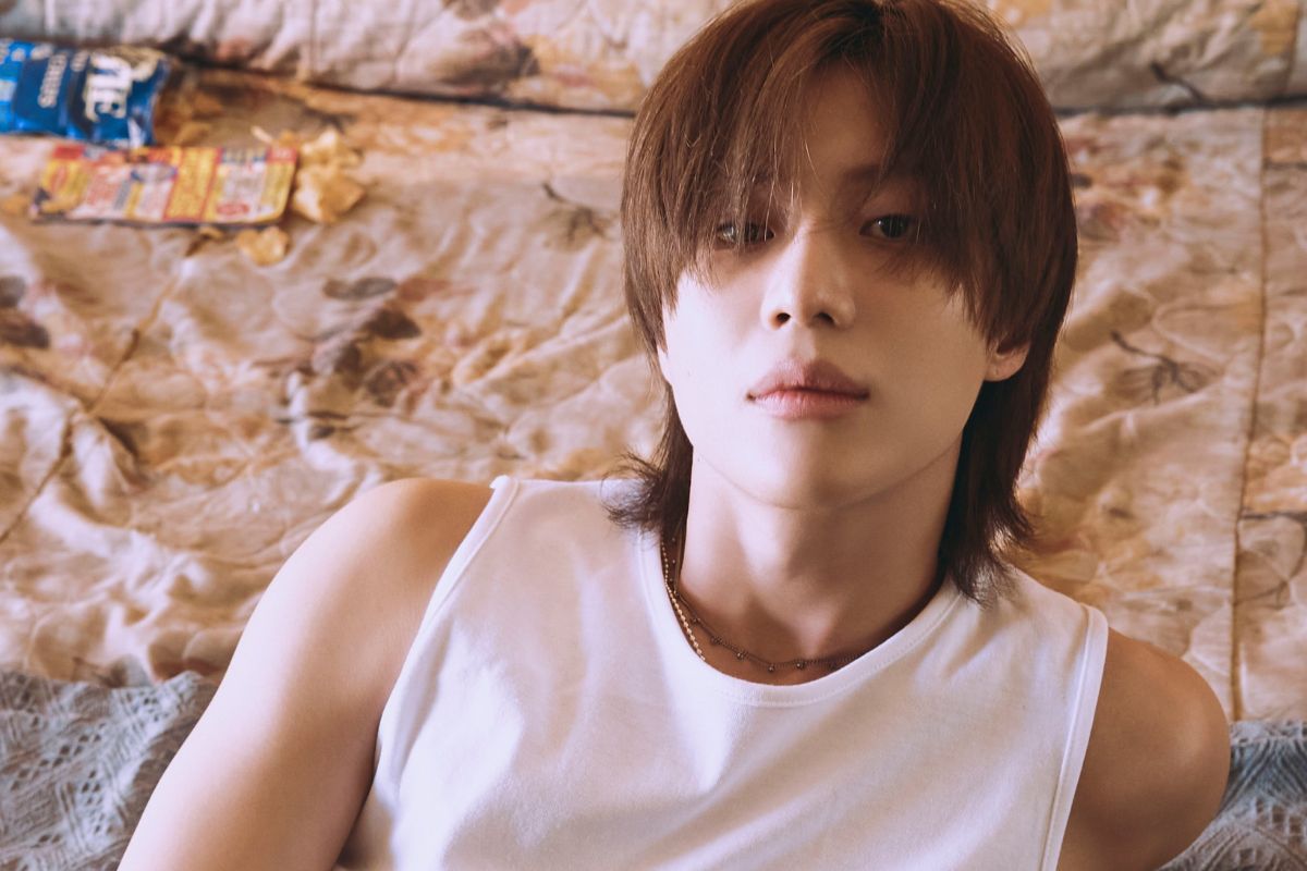 SHINee’s Taemin surprises his fans by showing his physique during a solo concert