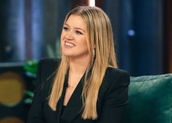 Kelly Clarkson shares how she lost weight