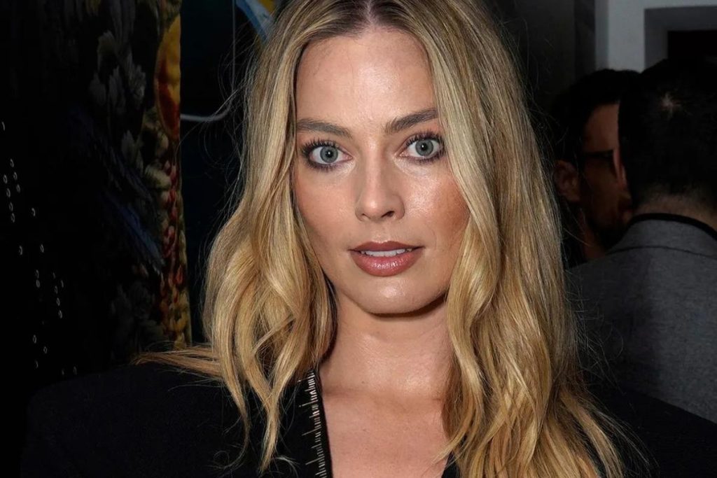 Margot Robbie embodies the “Barbie” fantasy with her pink dress at the 81st Golden Globes