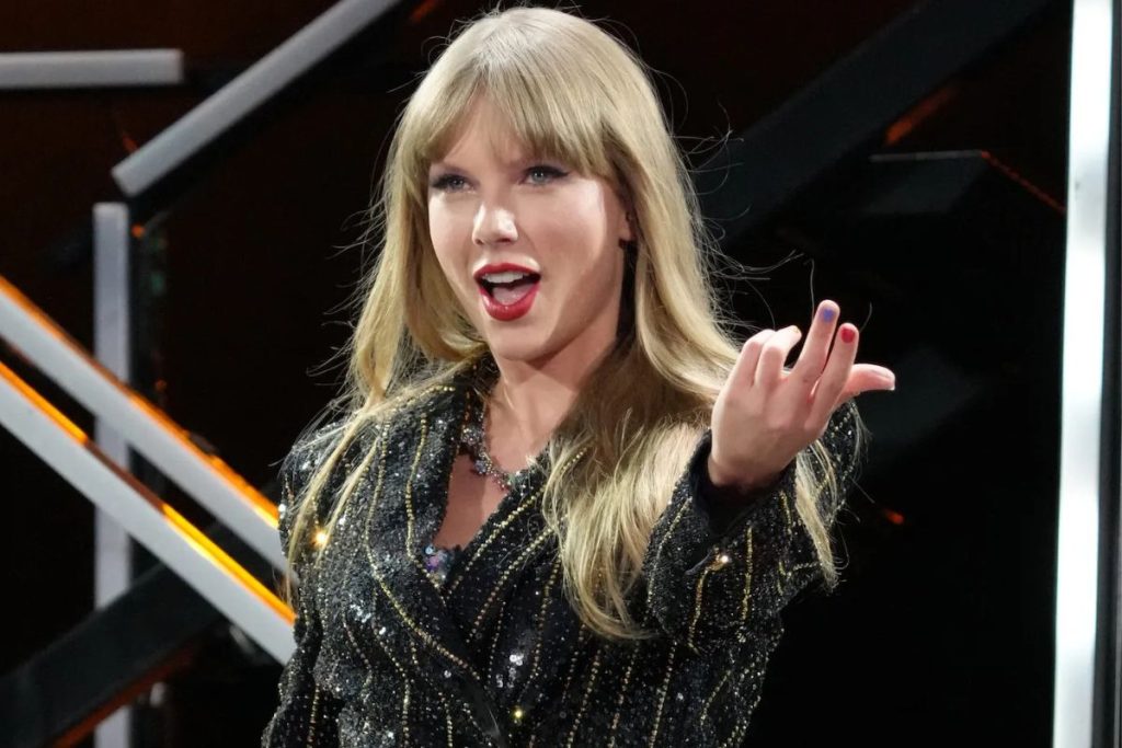 Taylor Swift's friends were 'perturbed' by a U.S. press article speculating on her sexuality