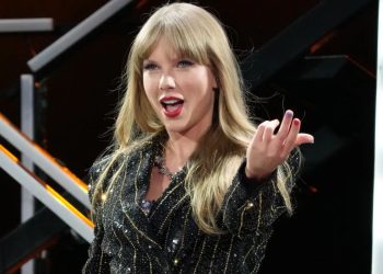 Taylor Swift's friends were 'perturbed' by a U.S. press article speculating on her sexuality