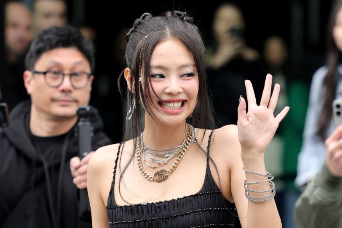 BLACKPINK's Jennie appears in the Chanel show at Paris Fashion Week