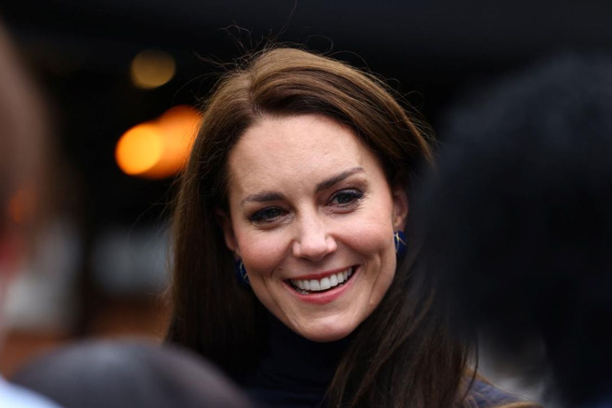 Kensington Palace released the first official photo of Kate Middleton since her surgery