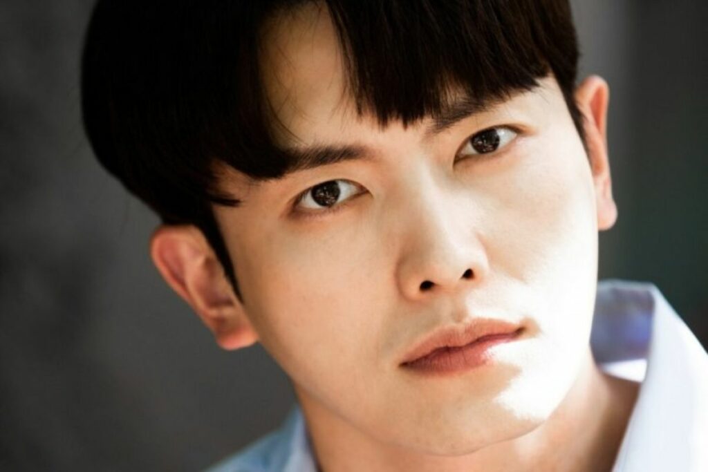 Park Shin Woo is getting married after dating for 8 years