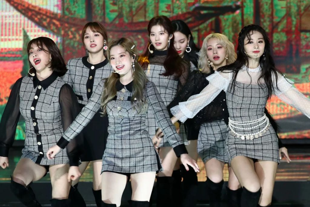 TWICE SUCCEEDS IN THE U.S. POSITIONING #1 ON BILLBOARD