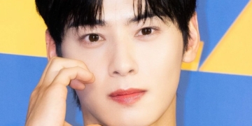 Cha Eunwoo shows his sculptural physique due to a wardrobe malfunction