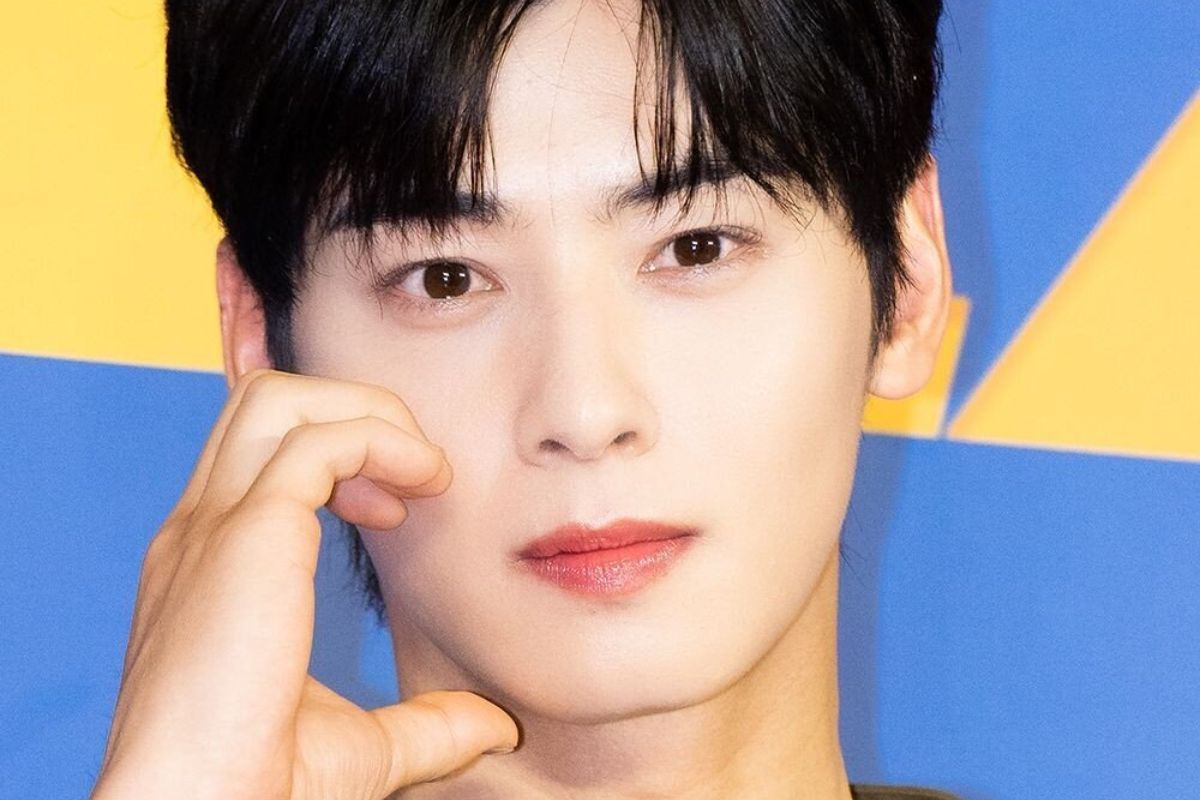 Cha Eunwoo shows his sculptural physique due to a wardrobe malfunction