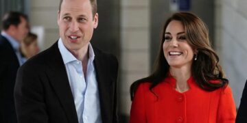 Prince William gives up his rights as heir to stay with his wife, Kate Middleton