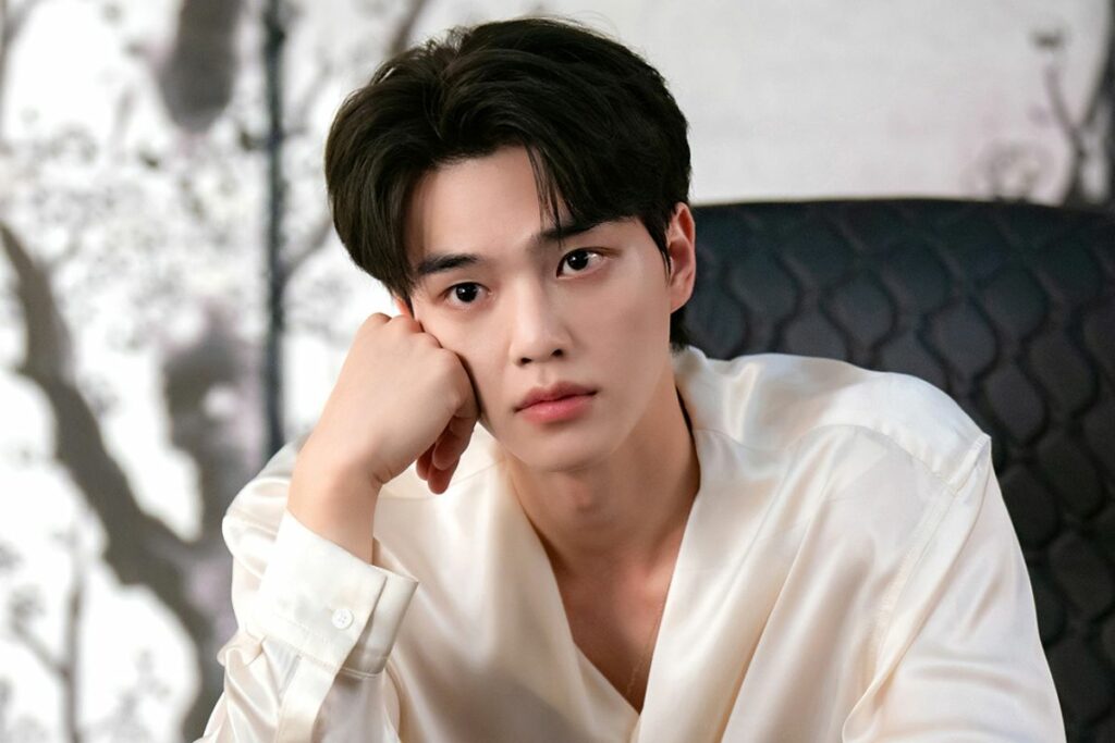 Song Kang is spotted in his military uniform for the first time since enlistment