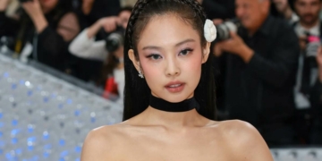 The model who appeared next to BLACKPINK’s Jennie in the Met Gala was fired for being “too attractive”