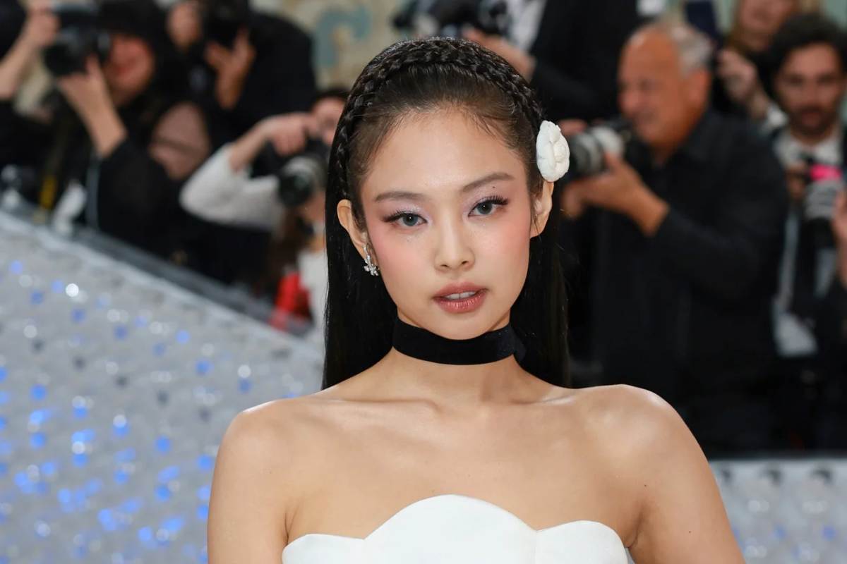 The model who appeared next to BLACKPINK’s Jennie in the Met Gala was fired for being “too attractive”