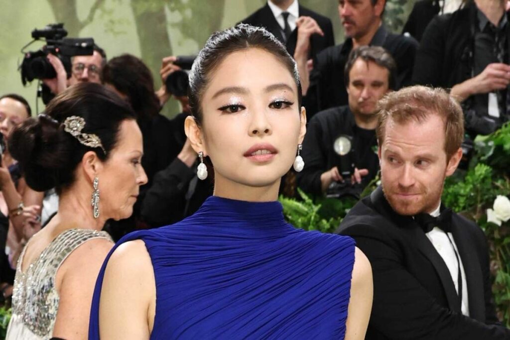 BLACKPINK's Jennie shines in her runway model debut for Jacquemus