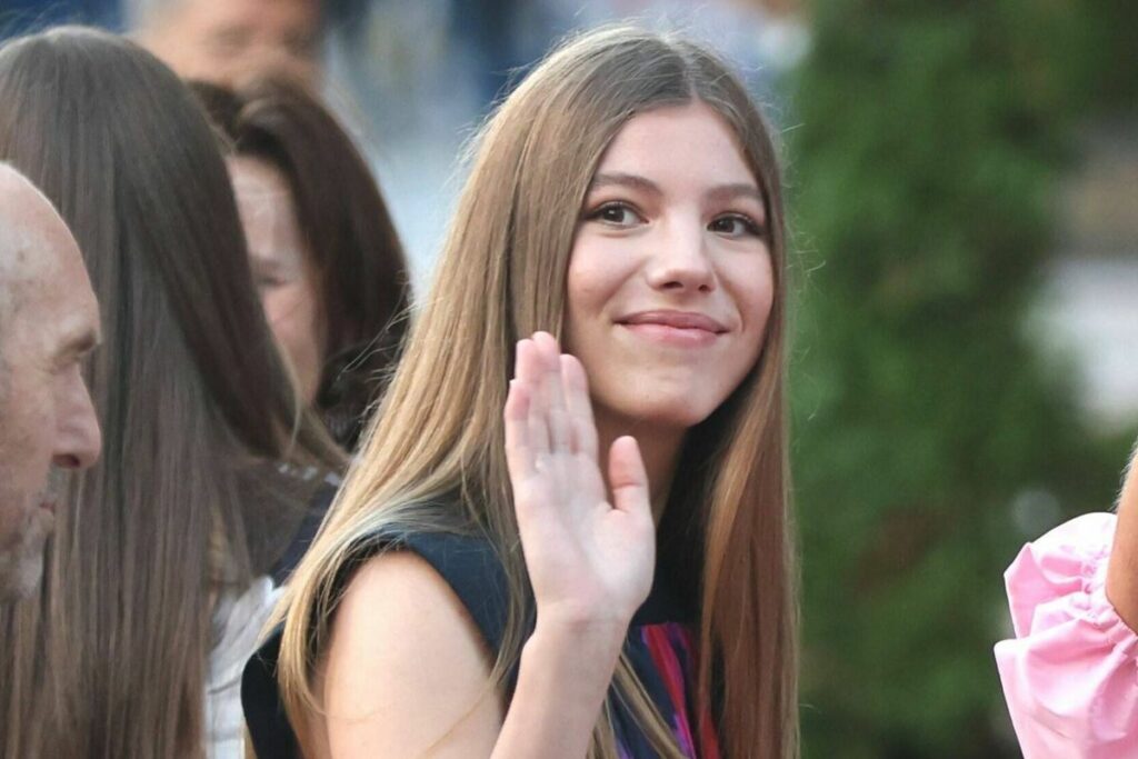 An expert in nonverbal communication explains Infanta Sofía's 'social and fake smile'