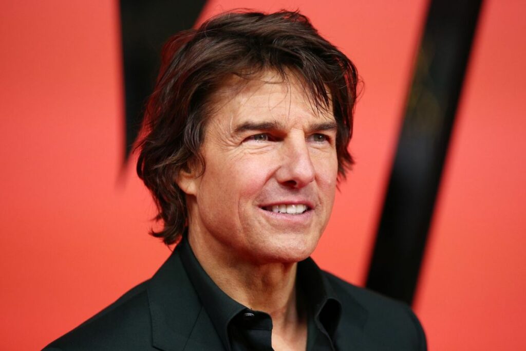 Tom Cruise closes the 2024 Paris Olympics with an astonishing stunt in the air