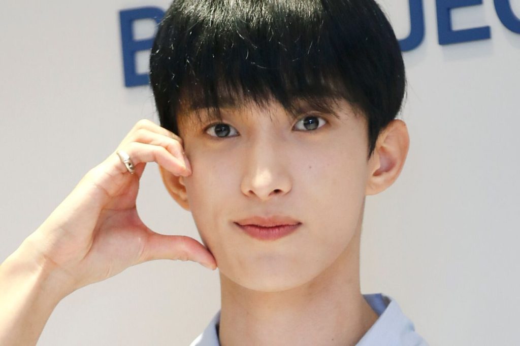 SEVENTEEN’s DK showcases his abs for the very first time