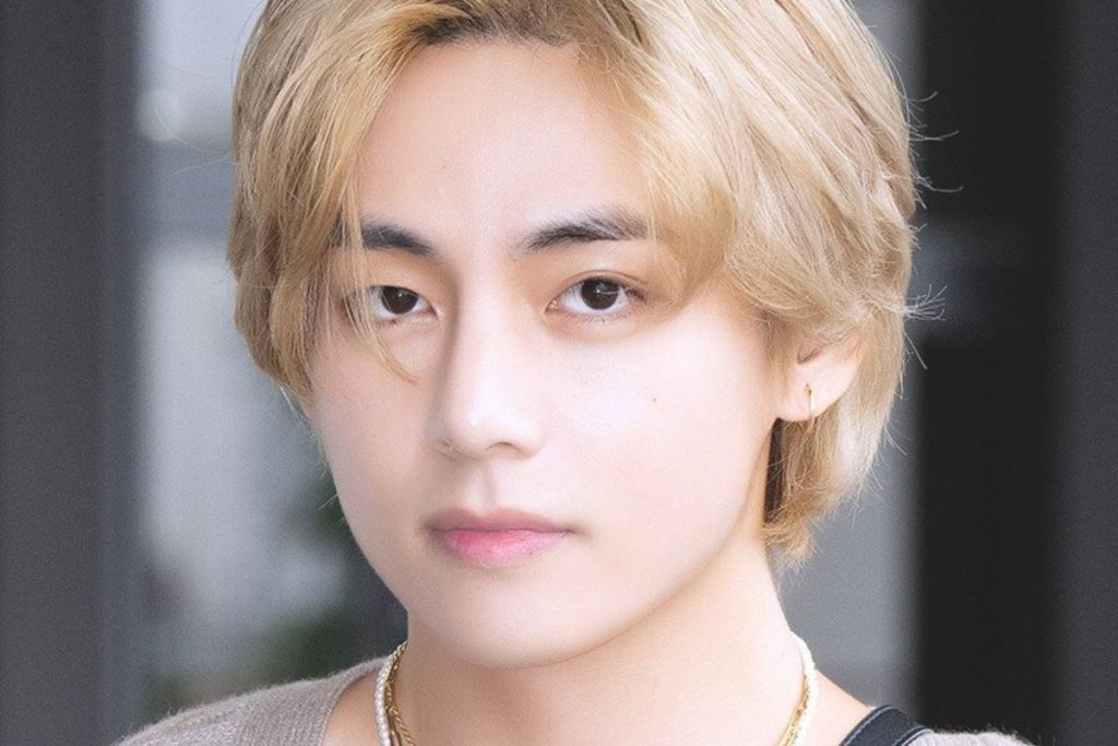 BTS’ fans organize a 6-meter-tall V figure for the idol’s 29th birthday