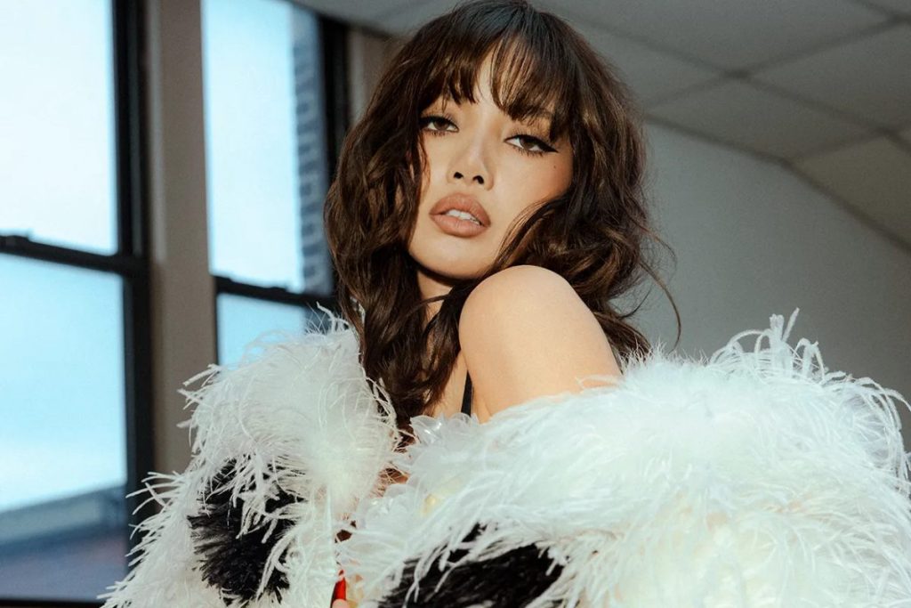 BLACKPINK's Lisa reacts to hater commenting on her cooking skills