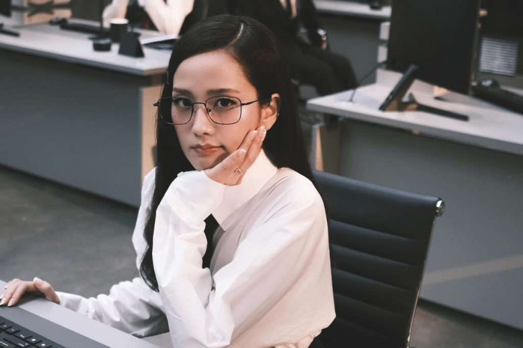 BLACKPINK Jisoo releases the first two teasers for the Billboard Korea cover series